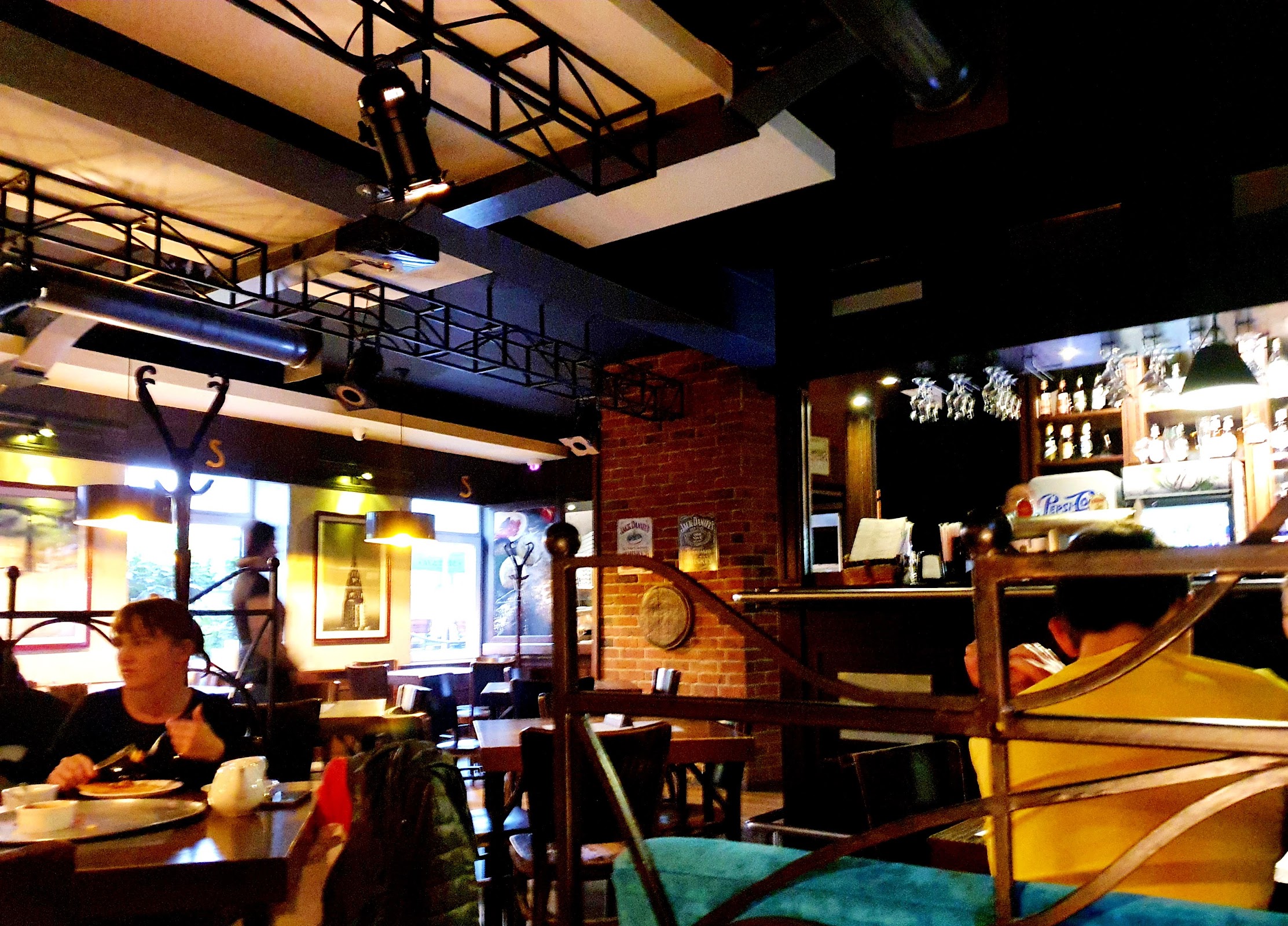 Klimat fabryki Pinczewskich - wnętrze restauracji SECESJA.